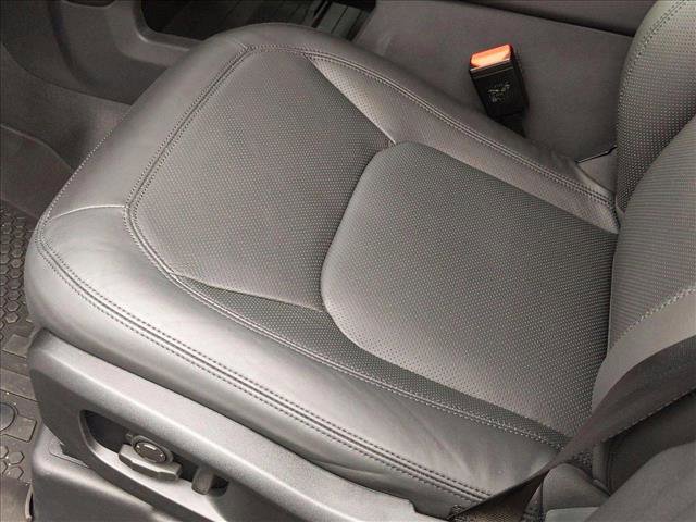 New 2024 Land Rover Defender 110 SE image 4