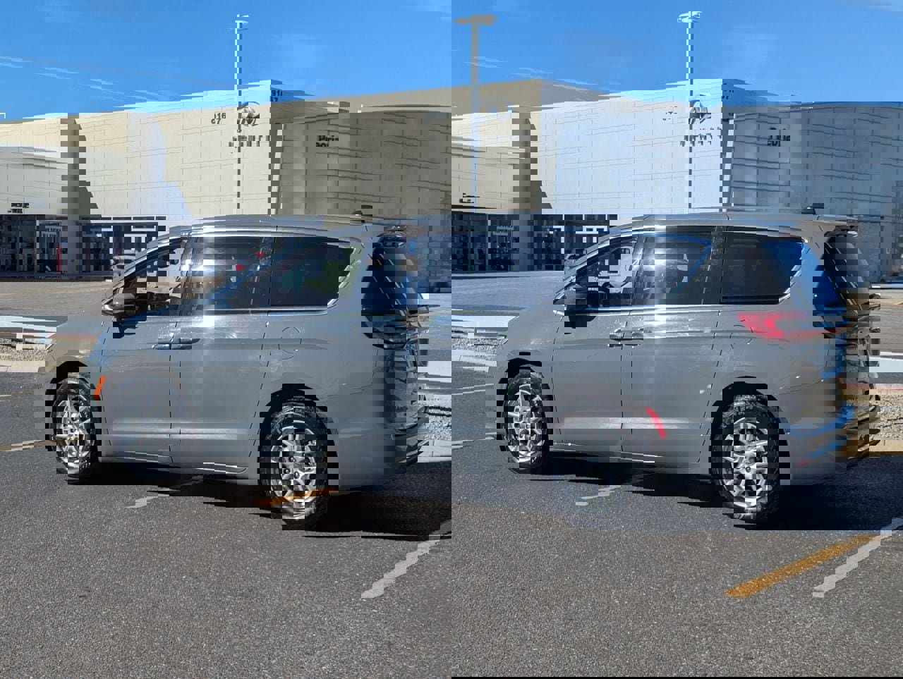 Used 2023 Chrysler Pacifica Touring-L FWD image 2