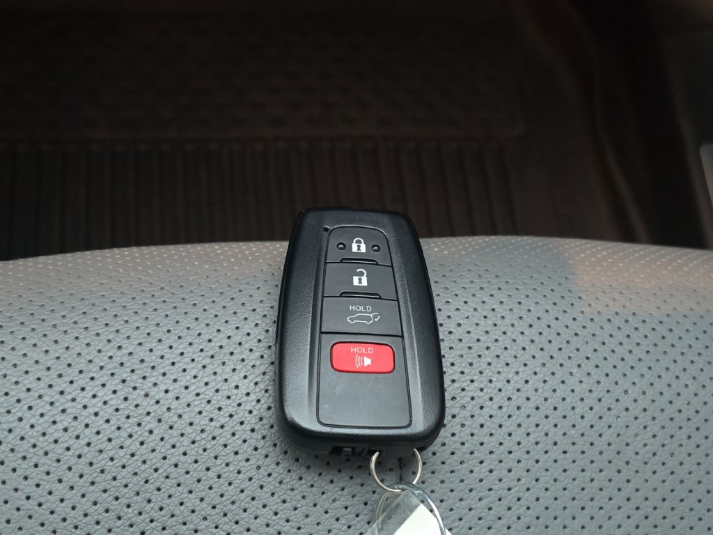 Used 2023 Toyota Highlander Limited AWD/4WD image 32