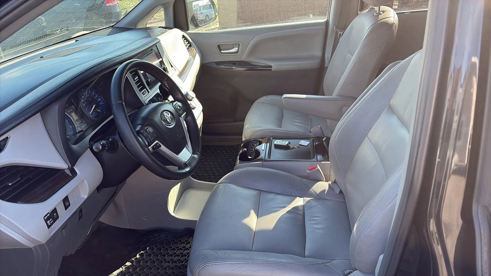 Used 2015 Toyota Sienna XLE image 16