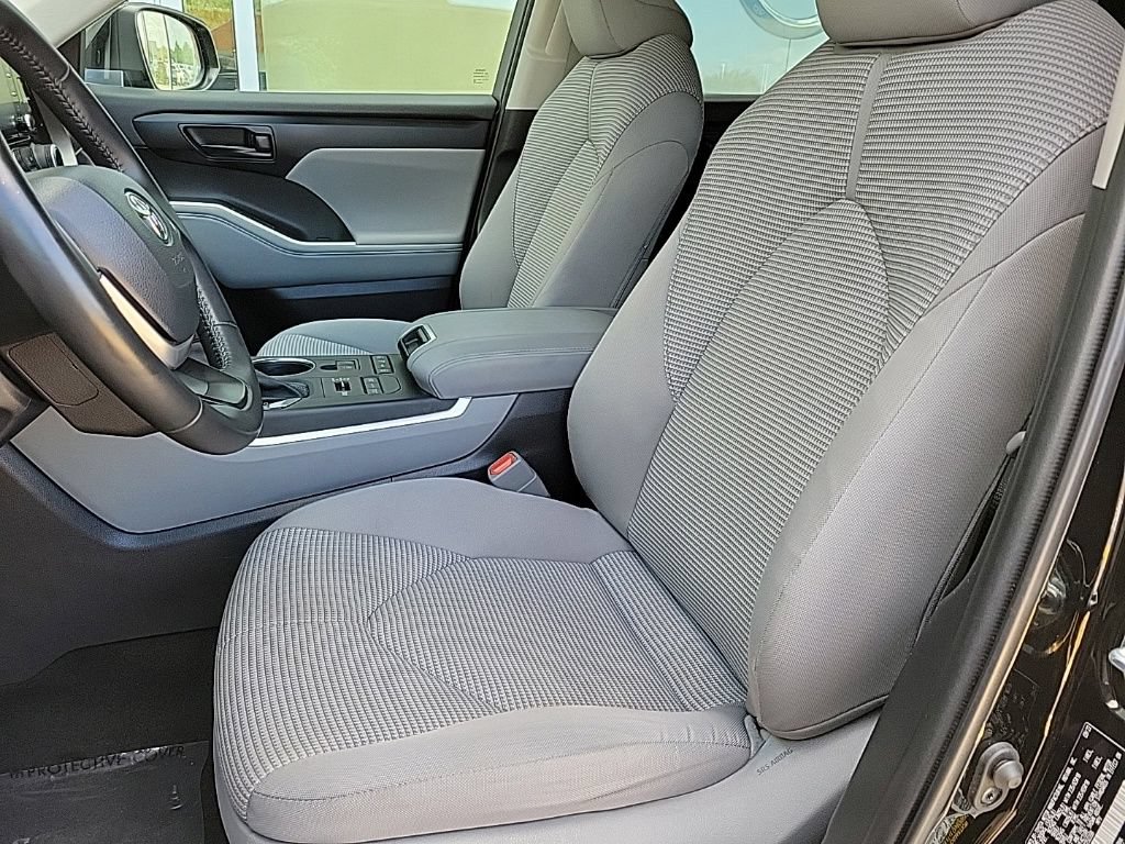 Used 2022 Toyota Highlander LE AWD/4WD image 10