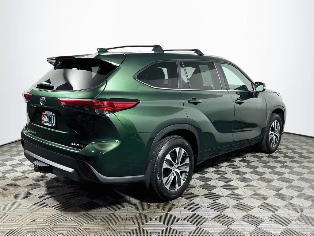 Used 2023 Toyota Highlander XLE AWD/4WD image 7