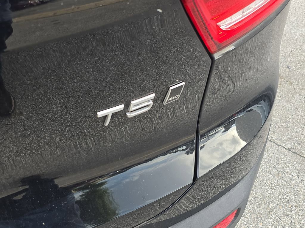 Used 2019 Volvo XC40 T5 Momentum image 6