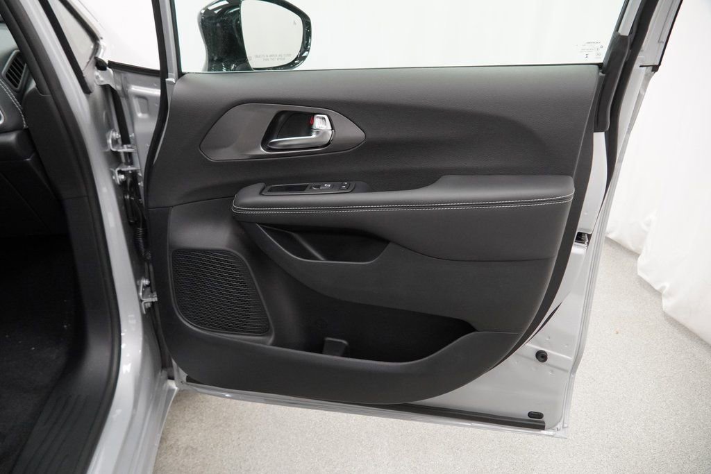 New 2026 Chrysler Pacifica Select image 32