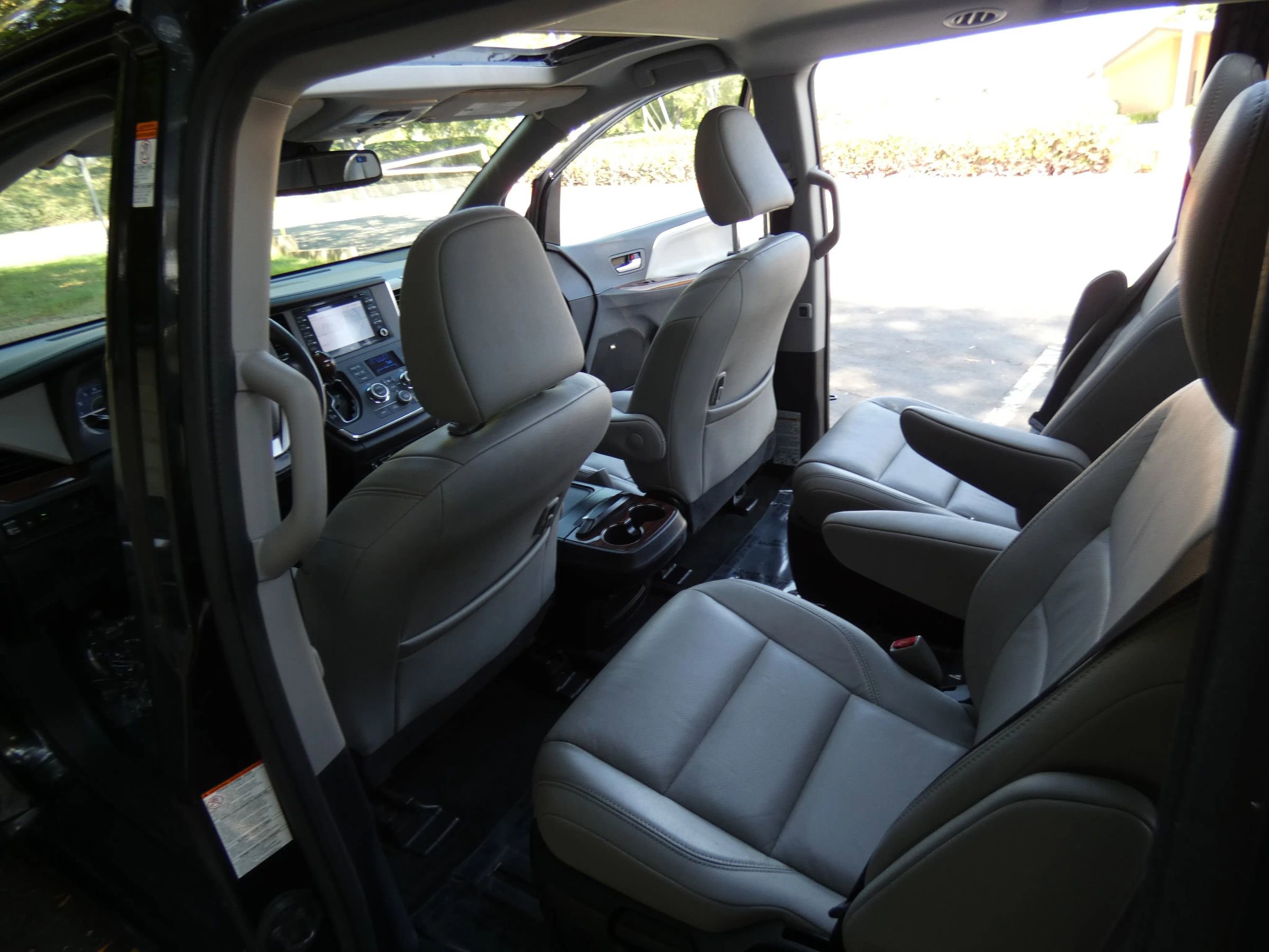 Used 2018 Toyota Sienna Limited image 40