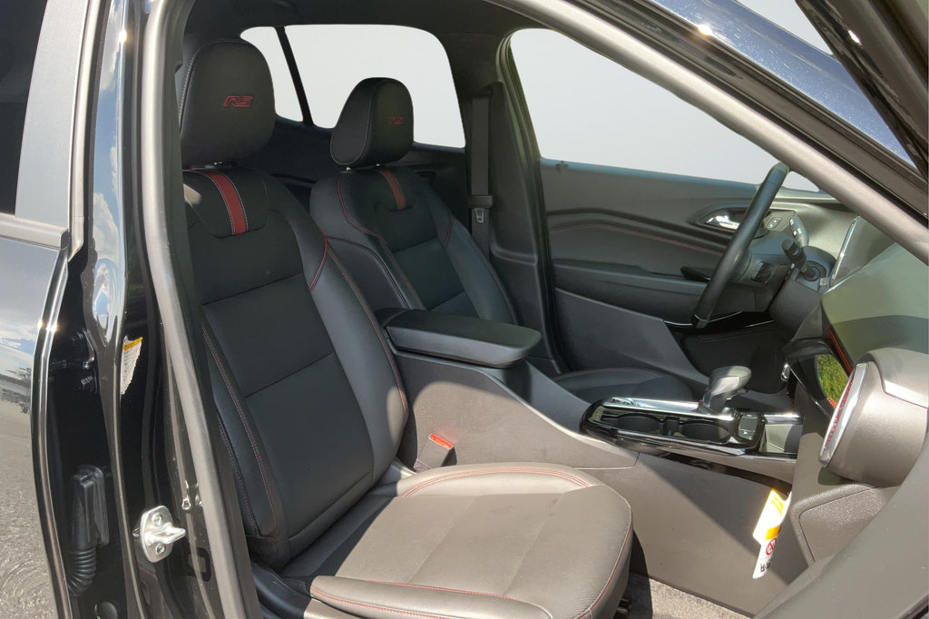 Used 2024 Chevrolet Trax RS FWD image 19