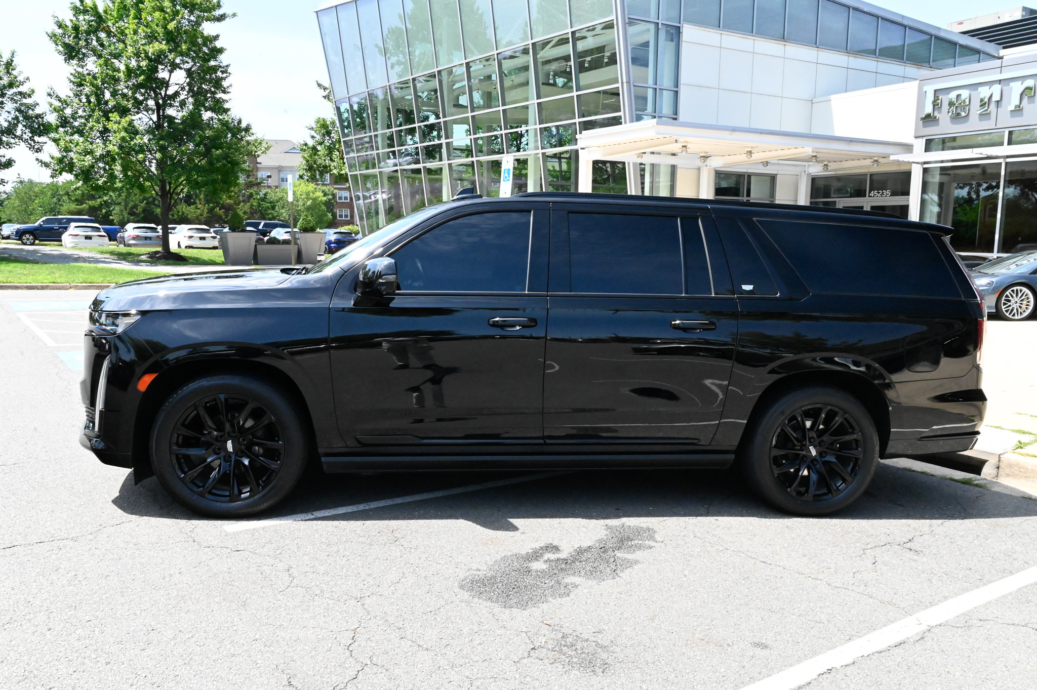 Used 2023 Cadillac Escalade ESV Sport Platinum w/ LPO, ONYX Package AWD/4WD image 8
