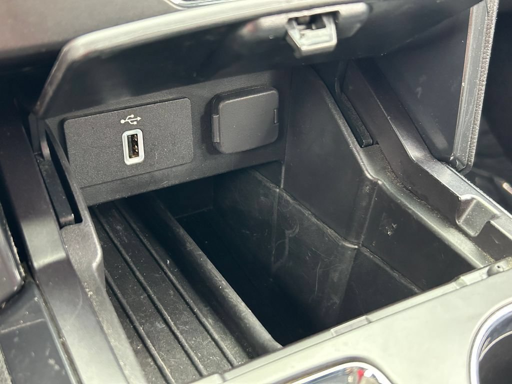 Used 2018 Ford Explorer XLT w/ Equipment Group 202A FWD image 26