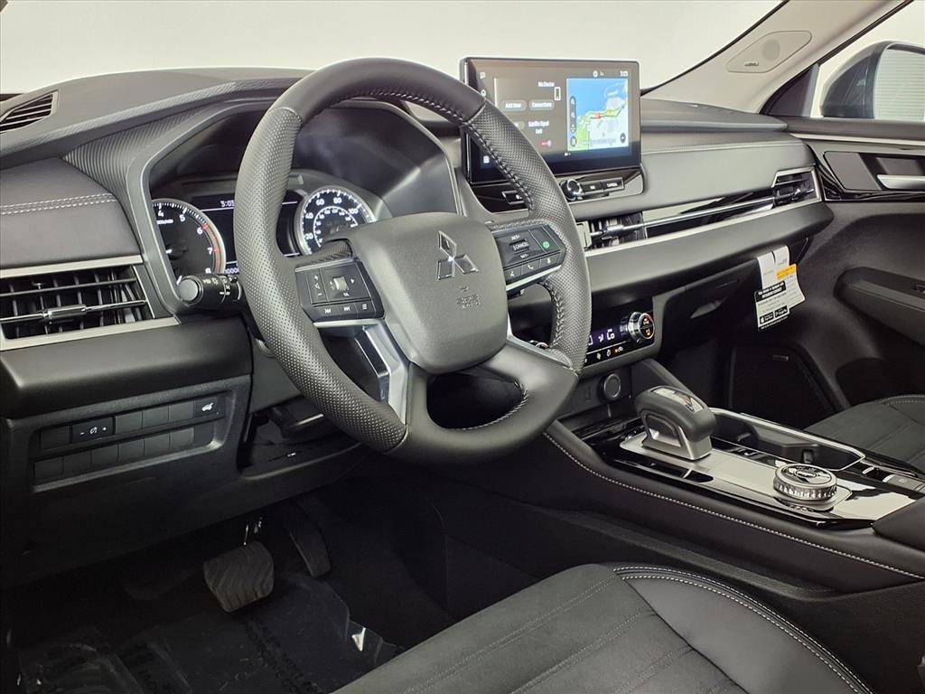 New 2025 Mitsubishi Outlander SE image 14