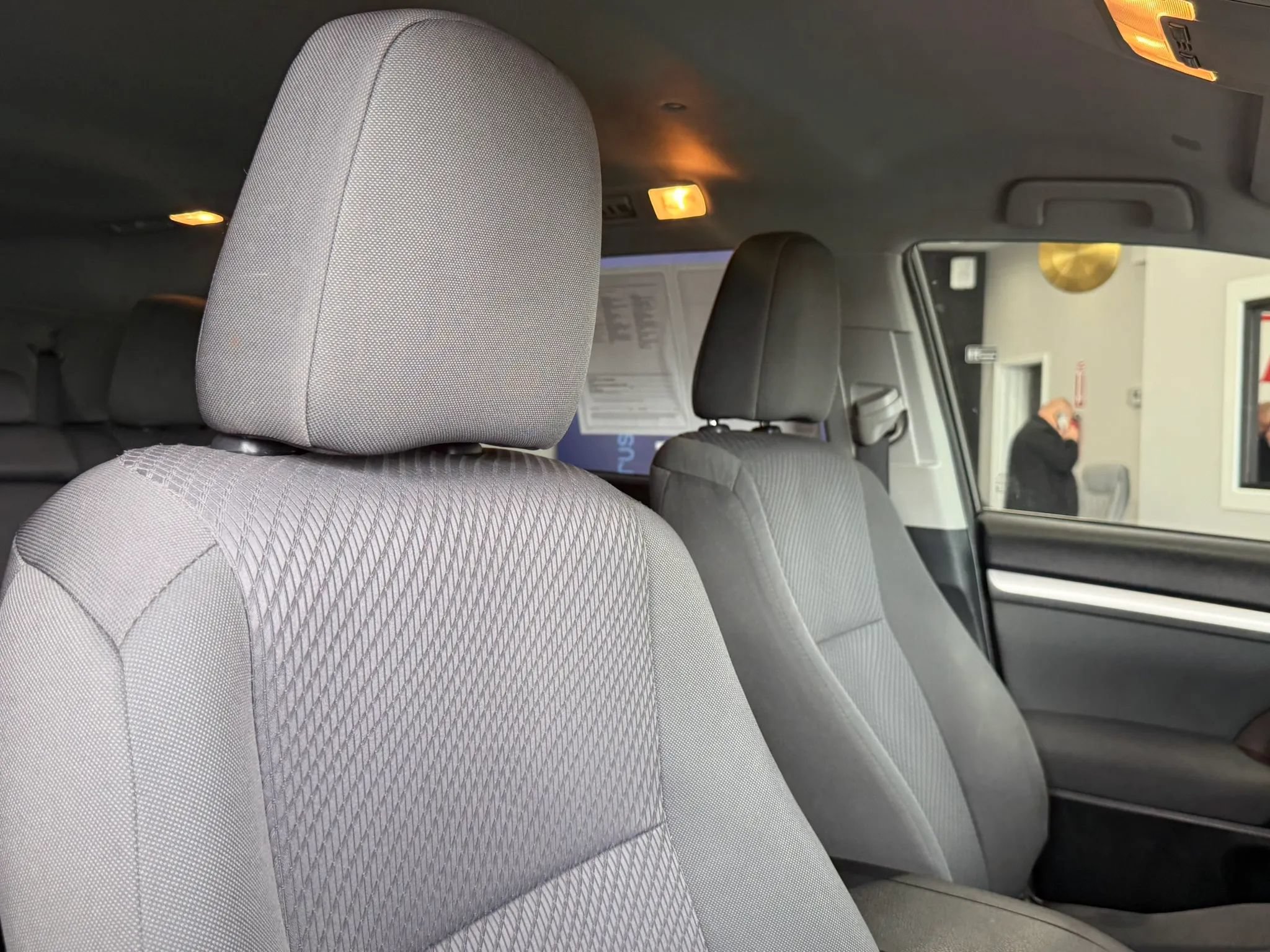 Used 2019 Toyota Highlander LE AWD/4WD image 23