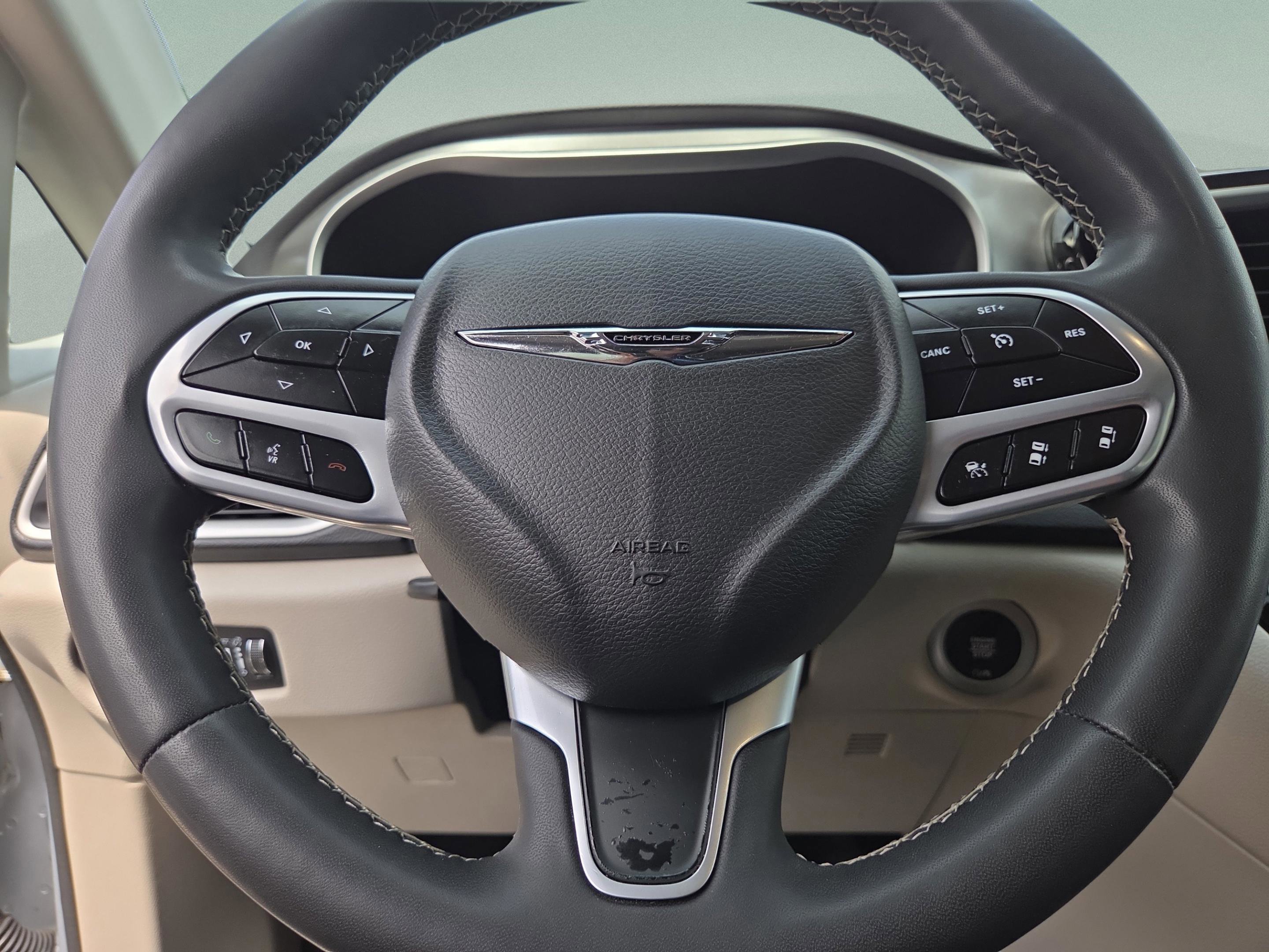 Used 2023 Chrysler Pacifica Touring-L FWD image 10