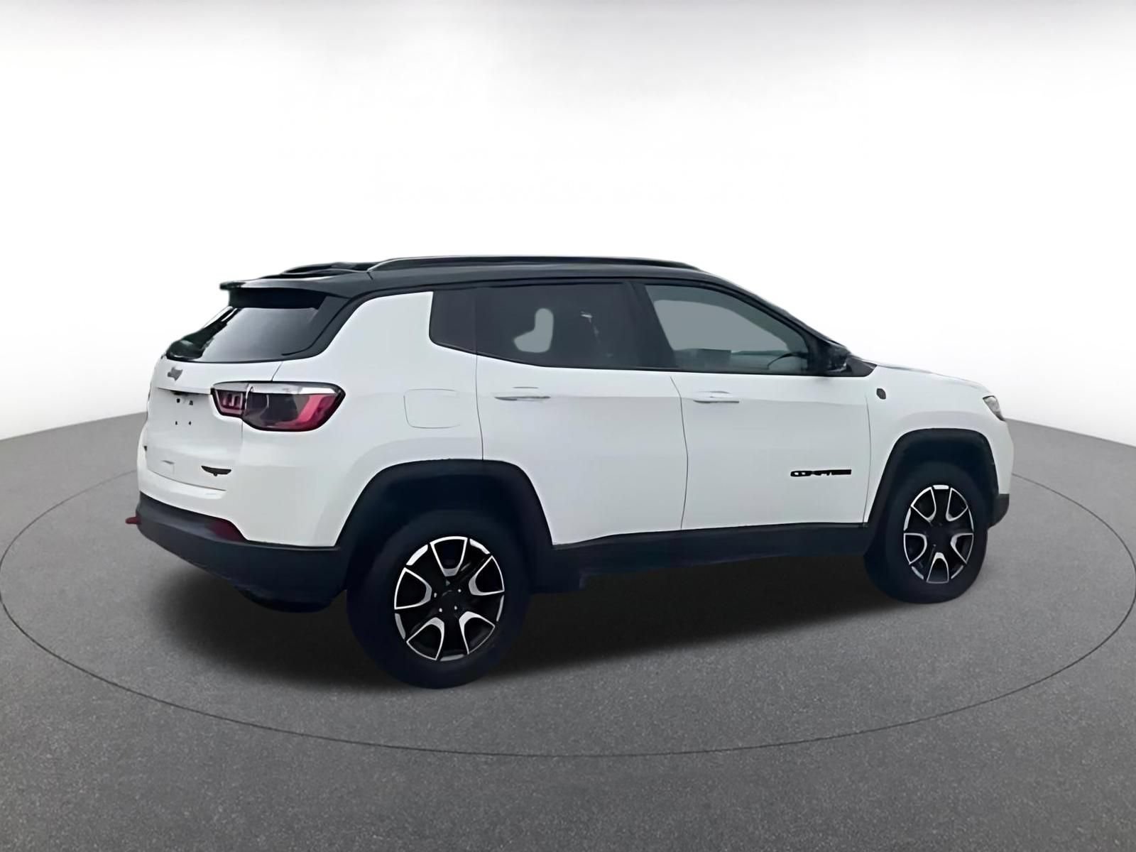 Used 2025 Jeep Compass Trailhawk AWD/4WD image 9