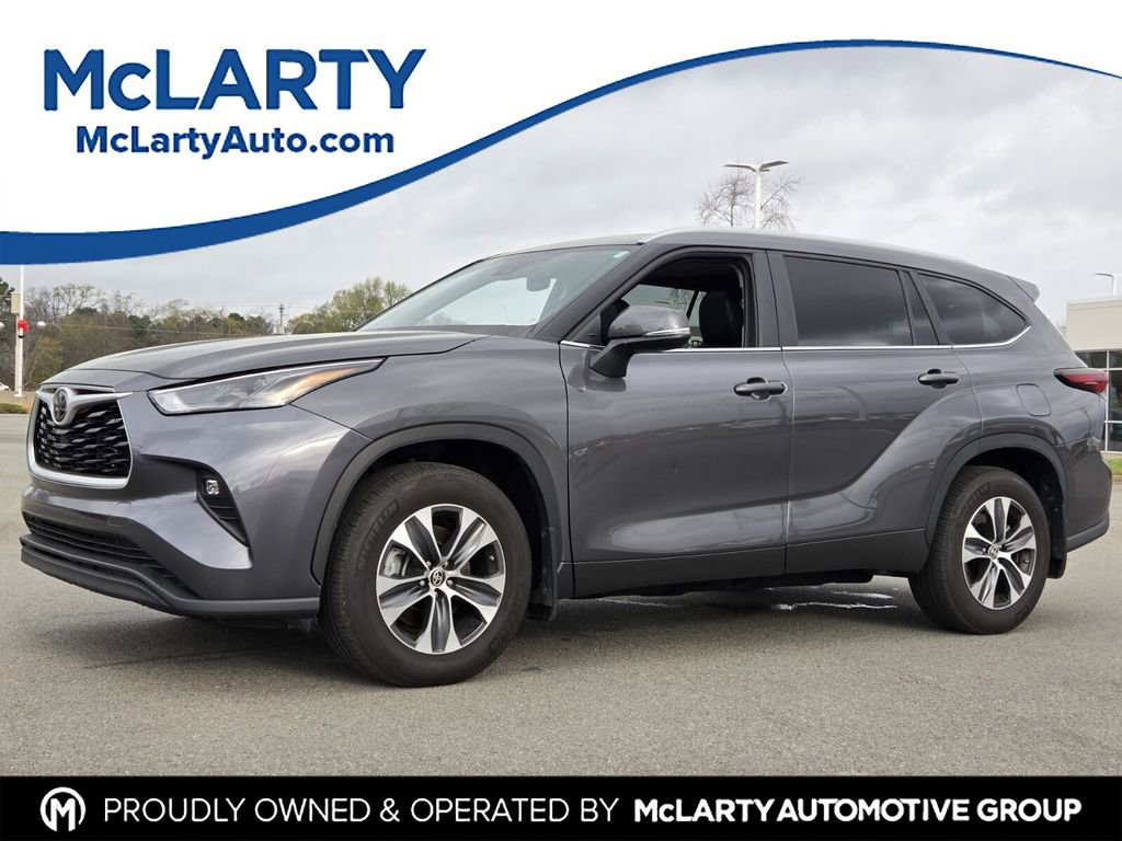 Used 2025 Toyota Highlander XLE image 1