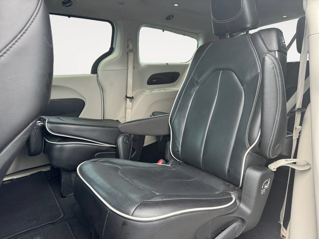 Used 2023 Chrysler Pacifica Limited FWD image 13