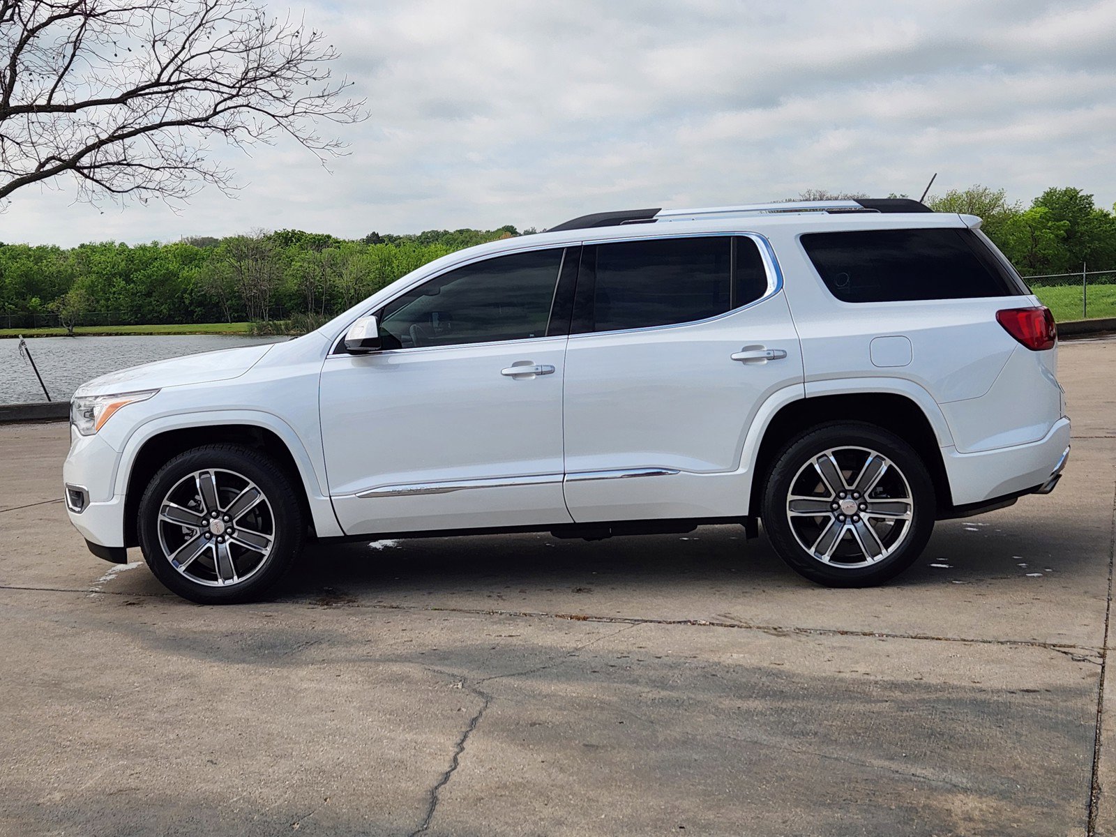 Used 2019 GMC Acadia Denali w/ Technology Package image 3