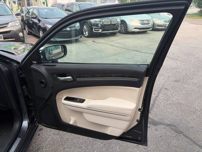 Used 2017 Chrysler 300 C w/ Safetytec Plus Group AWD/4WD image 16