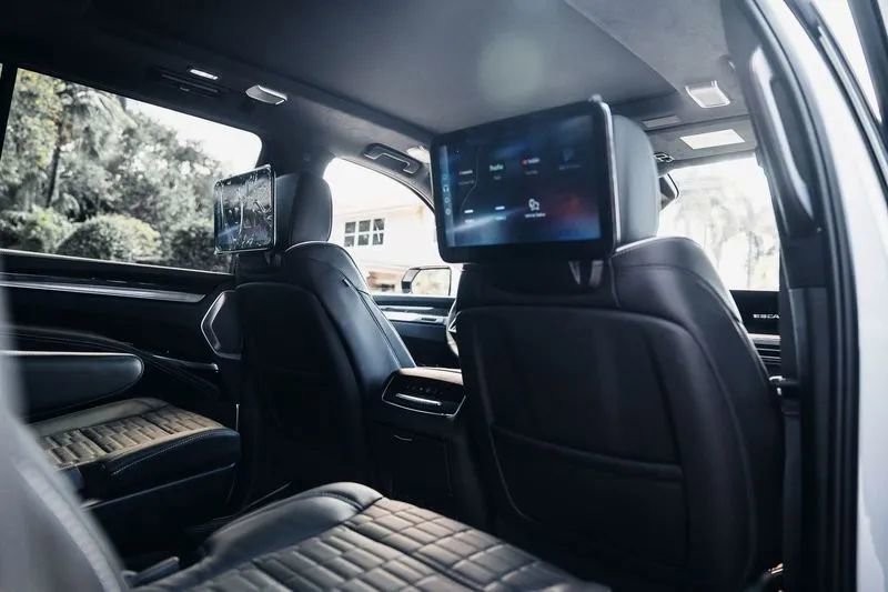 Used 2025 Cadillac Escalade ESV V AWD/4WD image 13