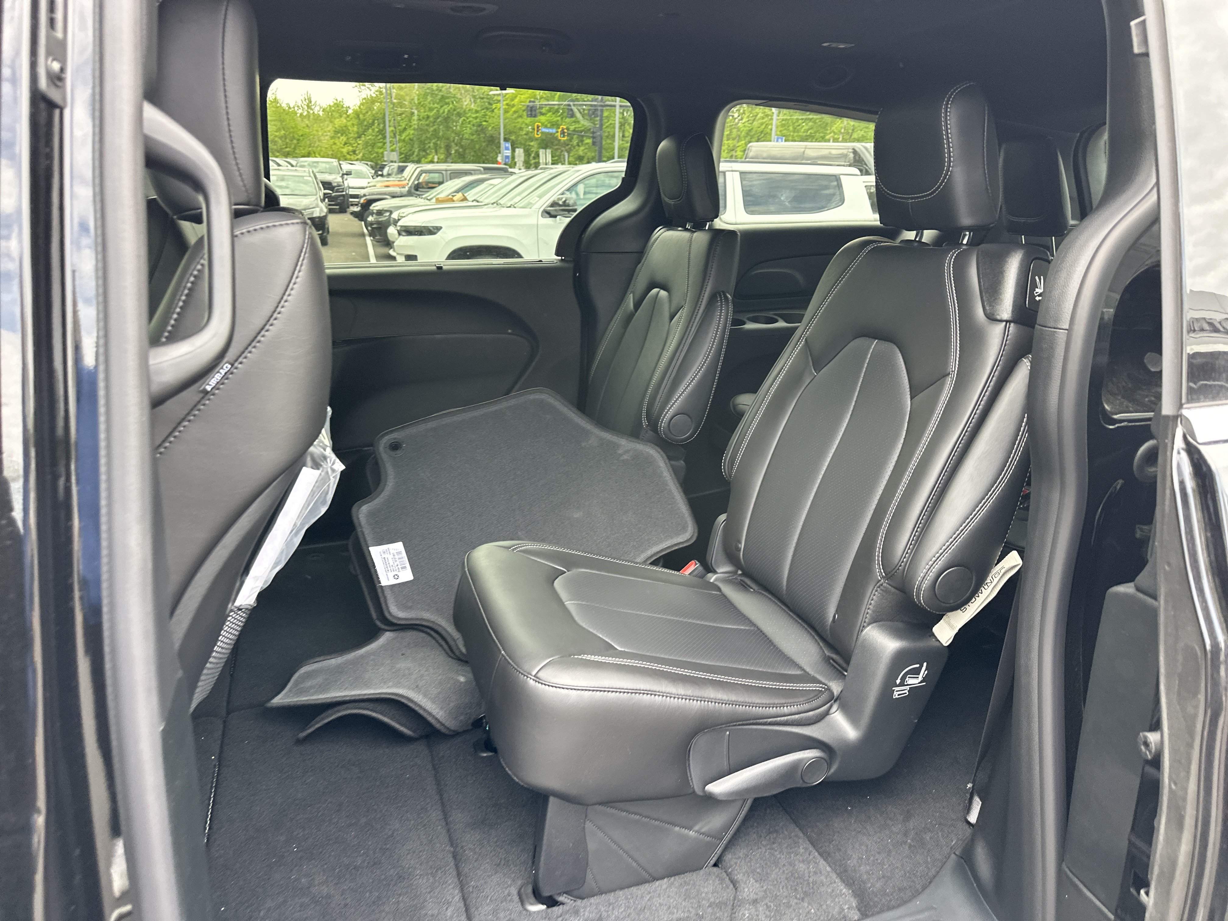 New 2027 Chrysler Pacifica Select FWD image 29