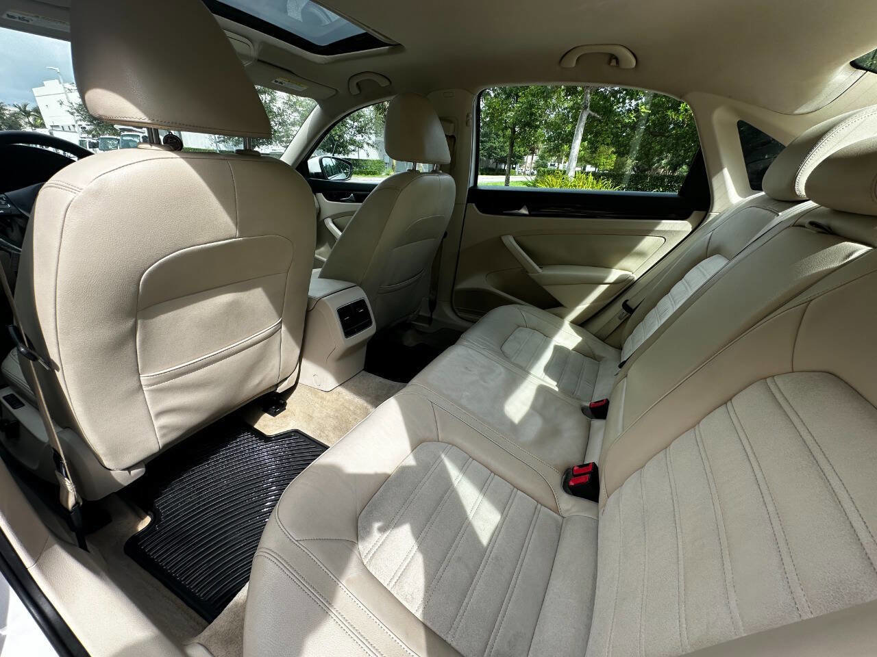 Used 2014 Volkswagen Passat 1.8T SEL Premium image 15