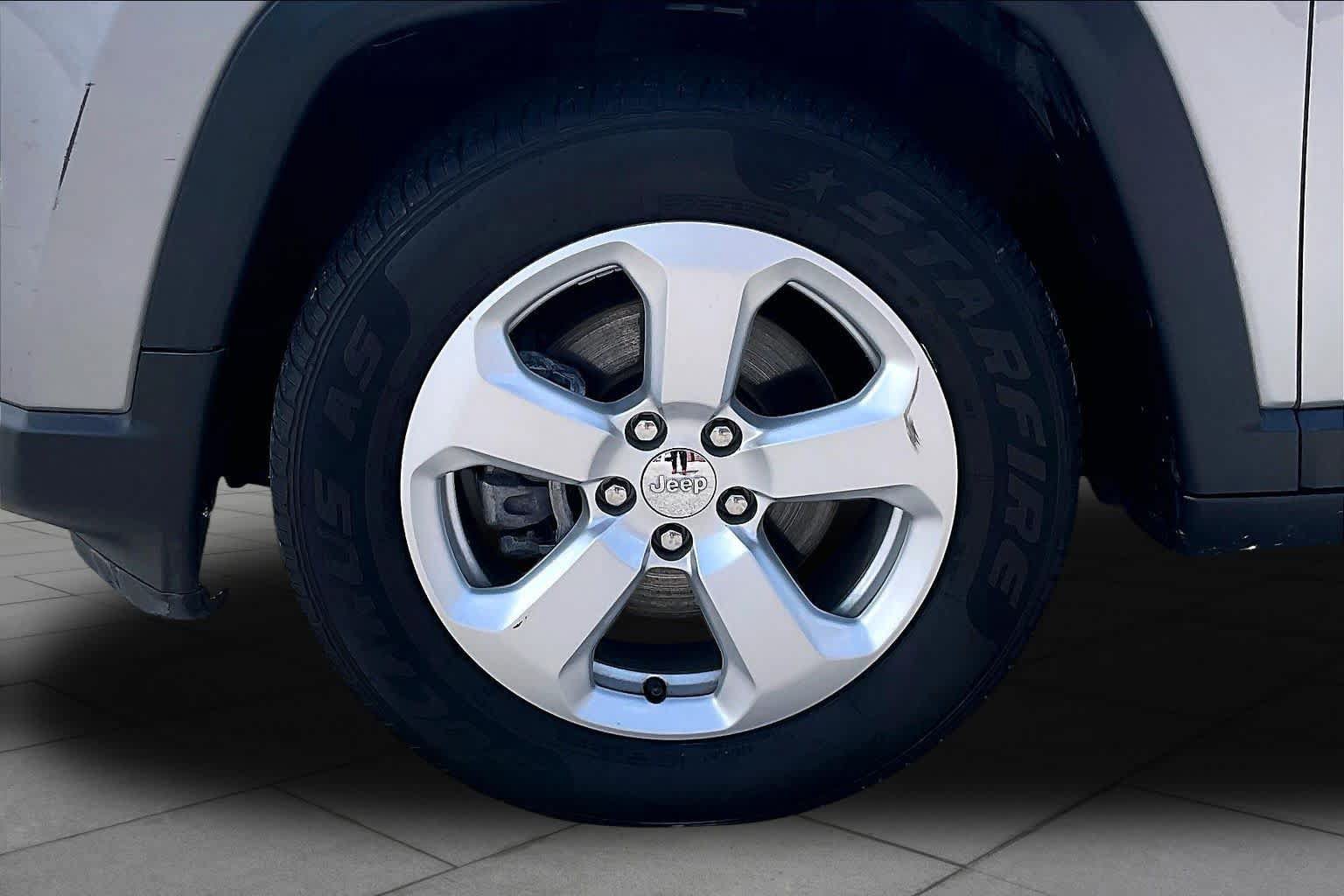 Used 2019 Jeep Compass Latitude w/ Cold Weather Group FWD image 11