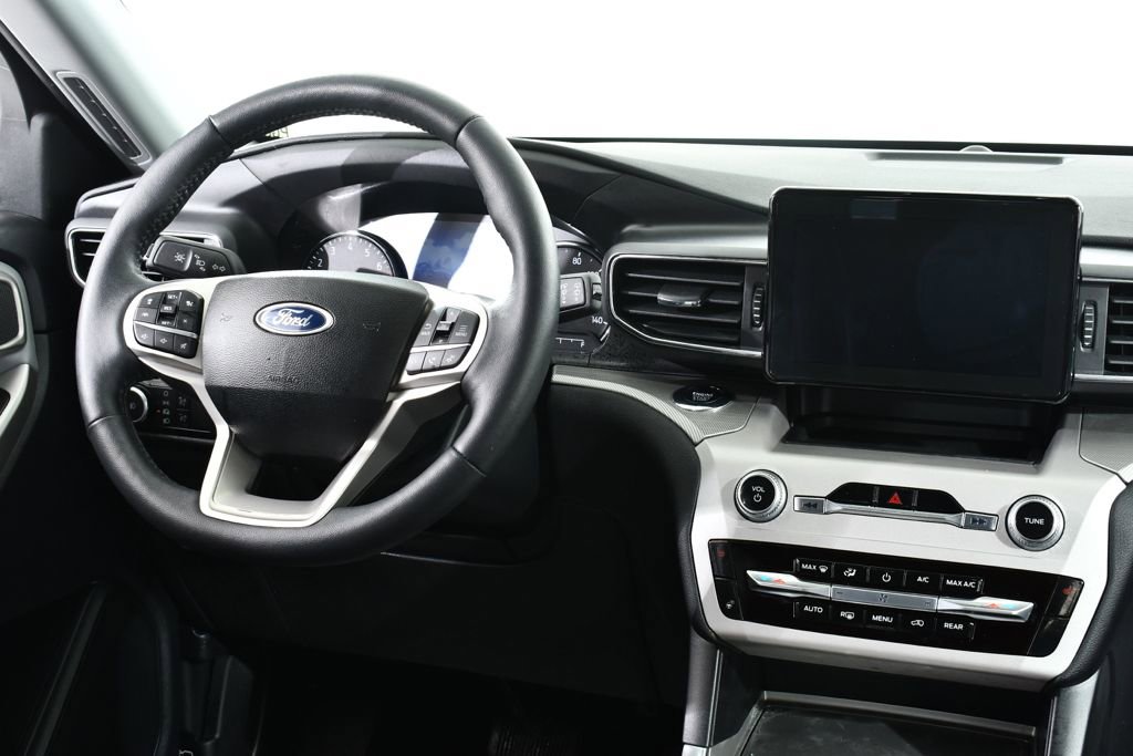 Used 2023 Ford Explorer XLT w/ Equipment Group 202A image 8