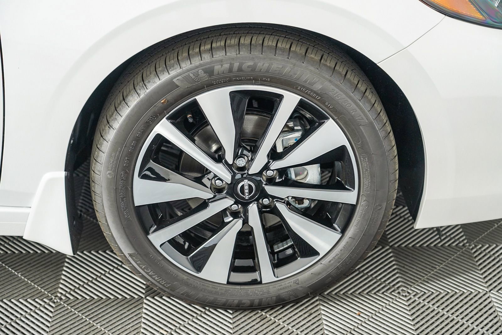 Used 2025 Nissan Sentra SV w/ SV Premium Package image 8