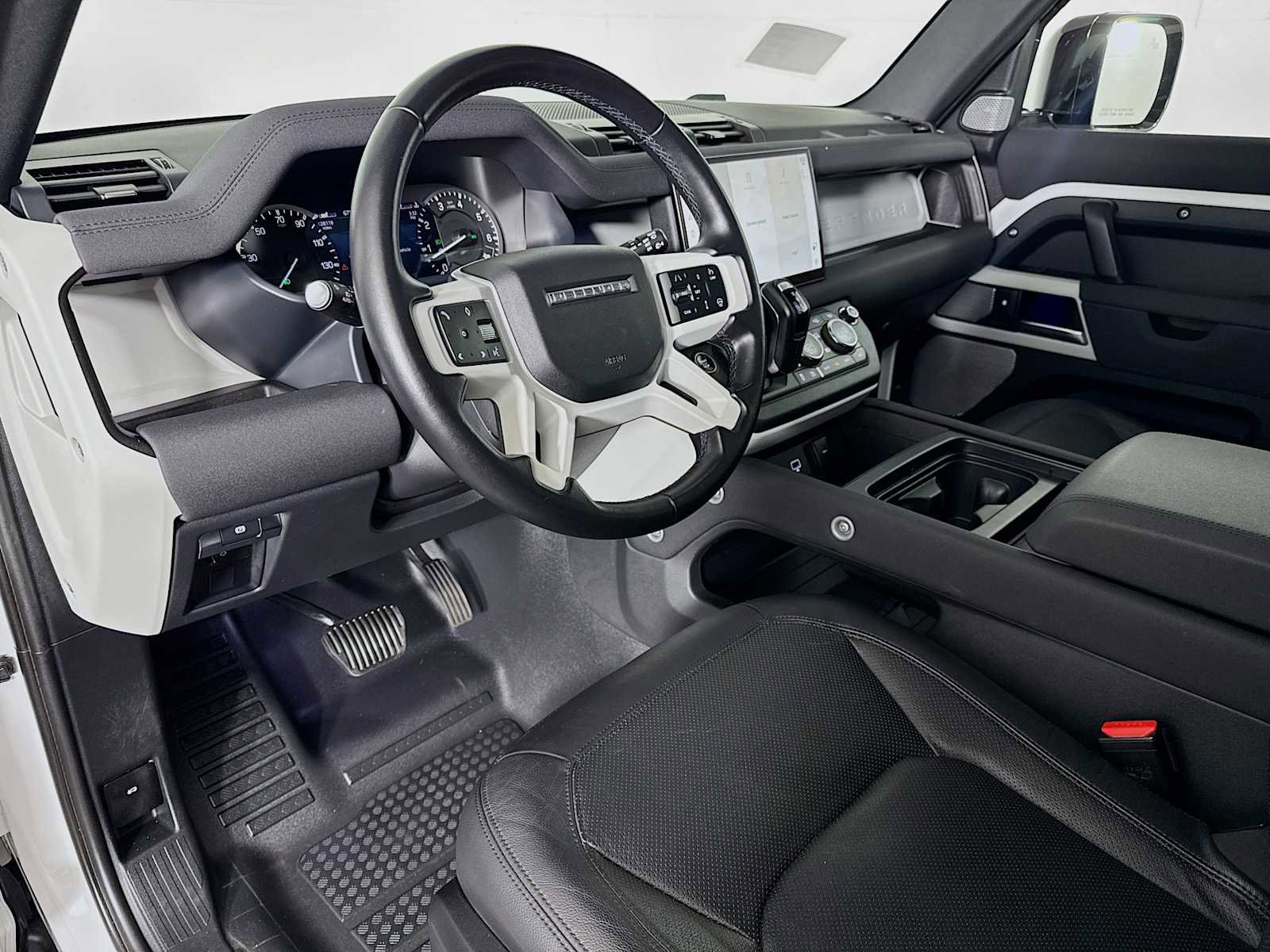 Used 2023 Land Rover Defender 130 SE image 9