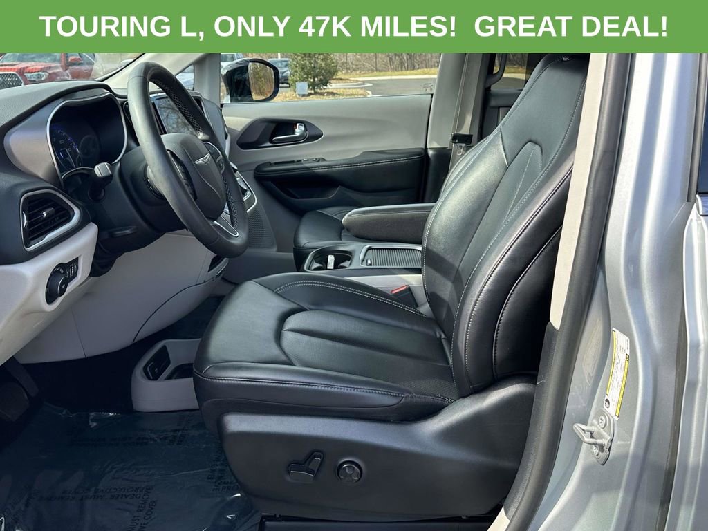 Used 2024 Chrysler Pacifica Touring-L FWD image 4