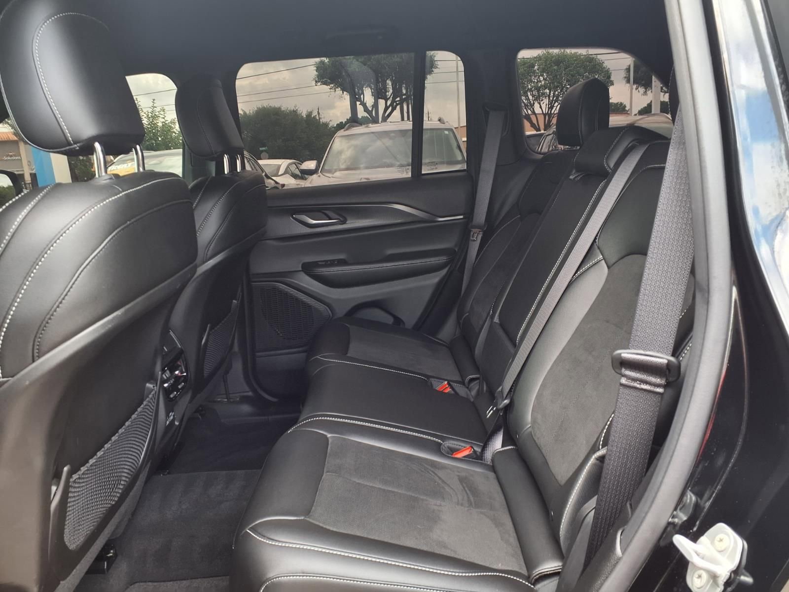 Used 2025 Jeep Grand Cherokee Altitude RWD image 18