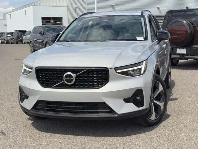 Used 2023 Volvo XC40 B5 Plus w/ Protection Package Premier AWD/4WD image 3