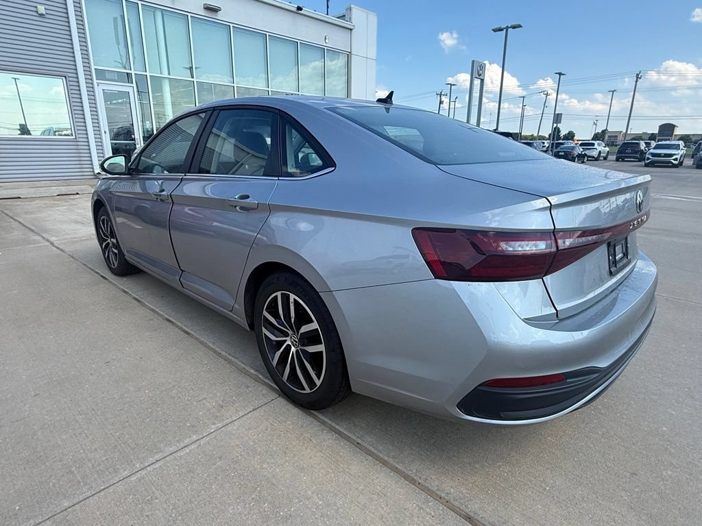 Used 2025 Volkswagen Jetta SE FWD image 5