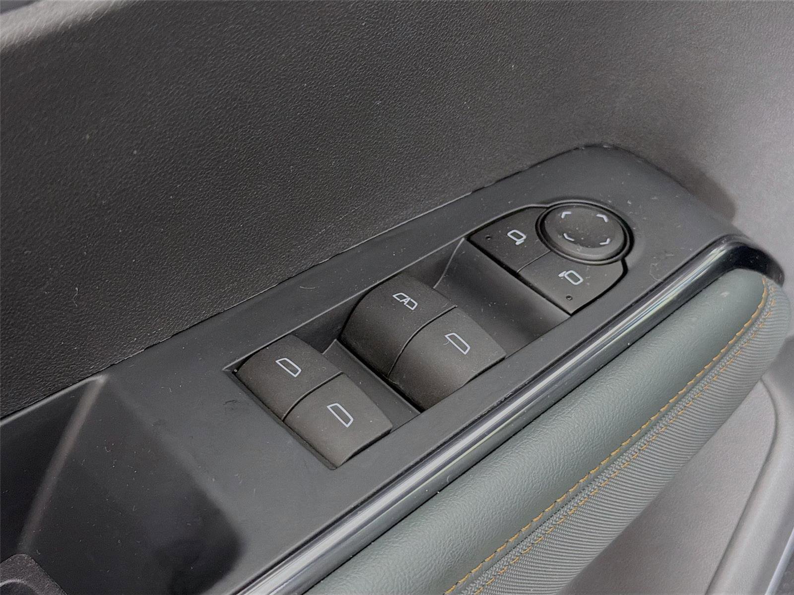 Used 2025 GMC Acadia AT4 AWD/4WD image 24