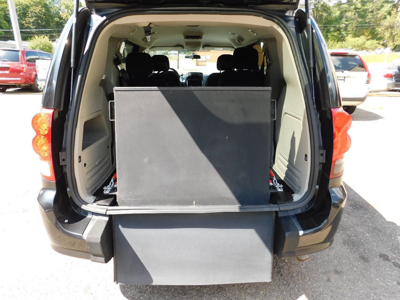 Used 2017 Dodge Grand Caravan SE image 6