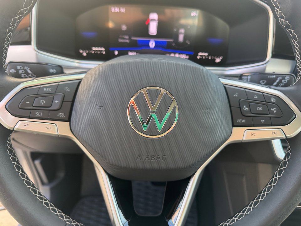 Used 2025 Volkswagen Taos SE w/ Panoramic Sunroof Package image 37