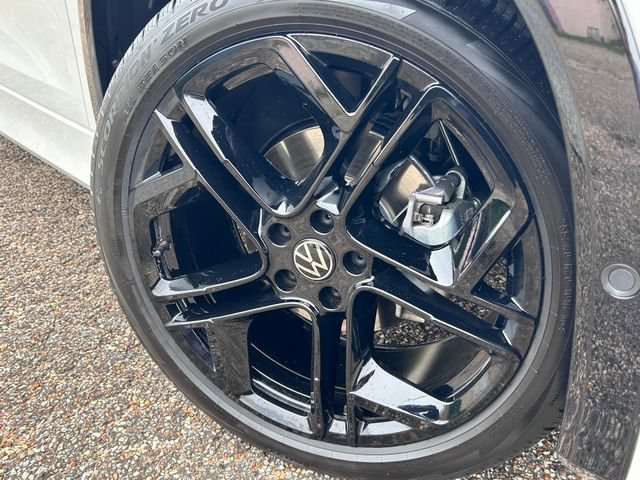 New 2026 Volkswagen Tiguan SE R-Line FWD image 2