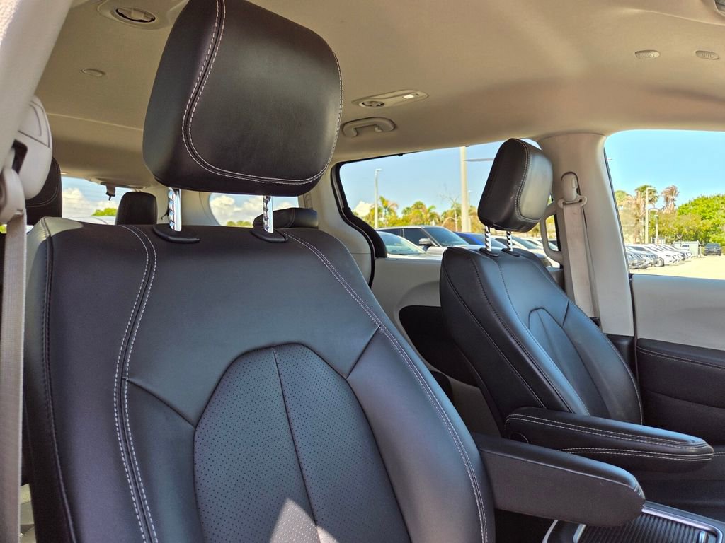 Used 2024 Chrysler Pacifica Touring-L image 11