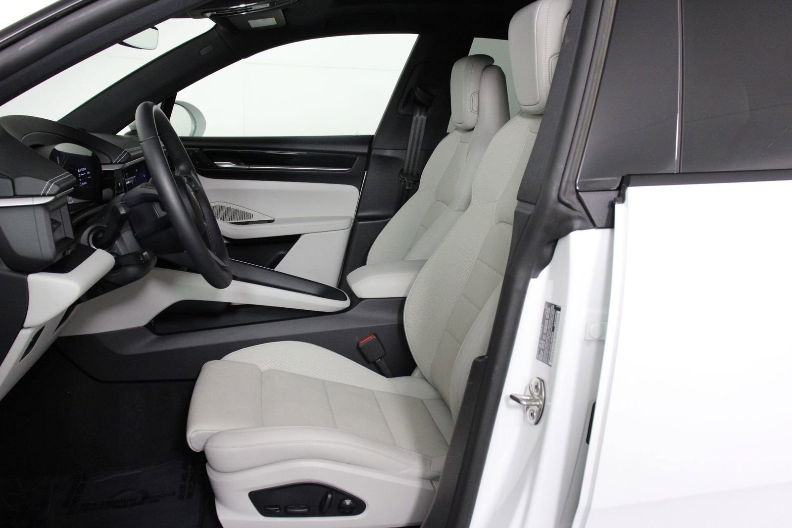 Certified 2024 Porsche Macan 4 Electric image 5