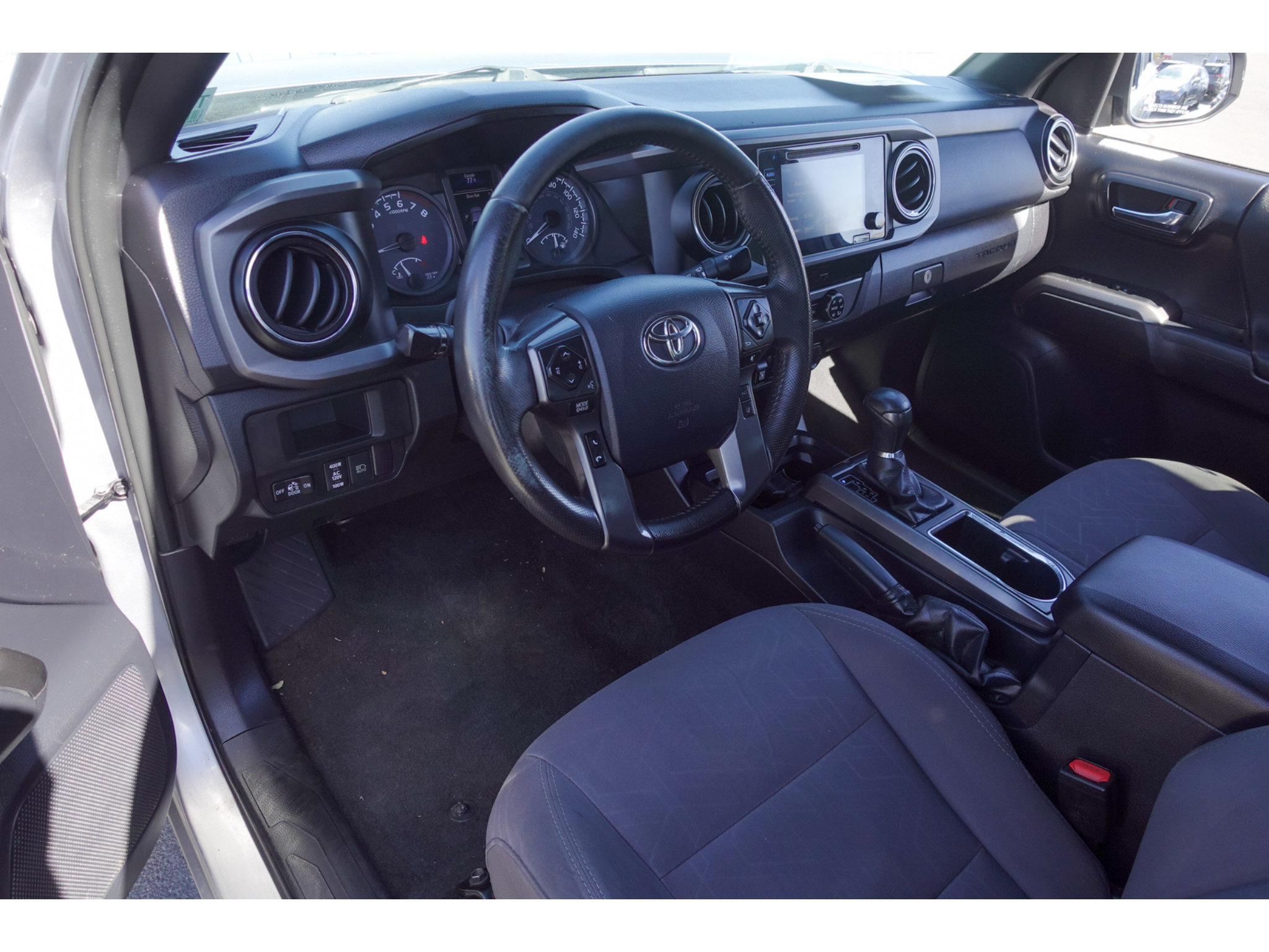 Used 2019 Toyota Tacoma TRD Off-Road w/ Technology Package AWD/4WD image 9