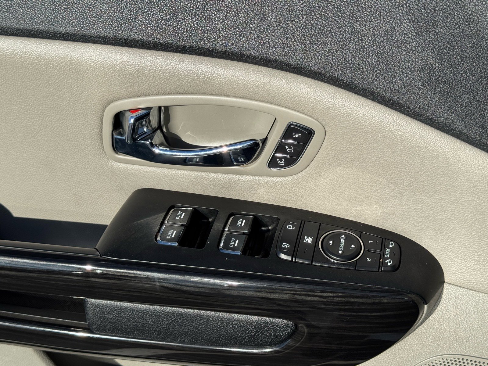 Used 2019 Kia Sedona SX image 19