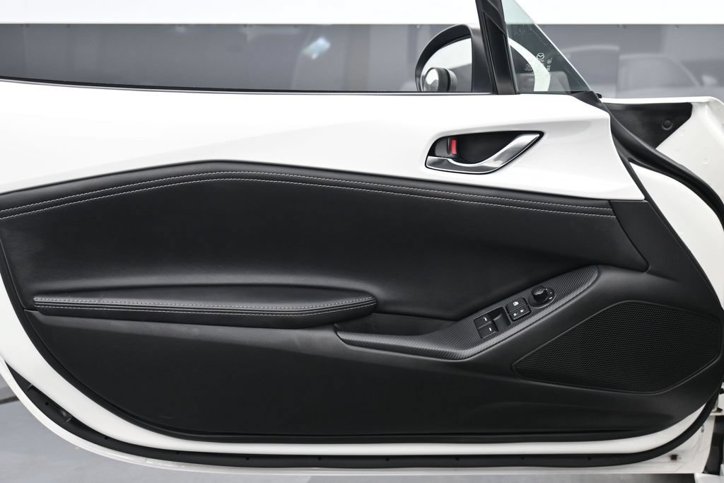 Used 2022 MAZDA MX-5 Miata RF Grand Touring RWD image 9