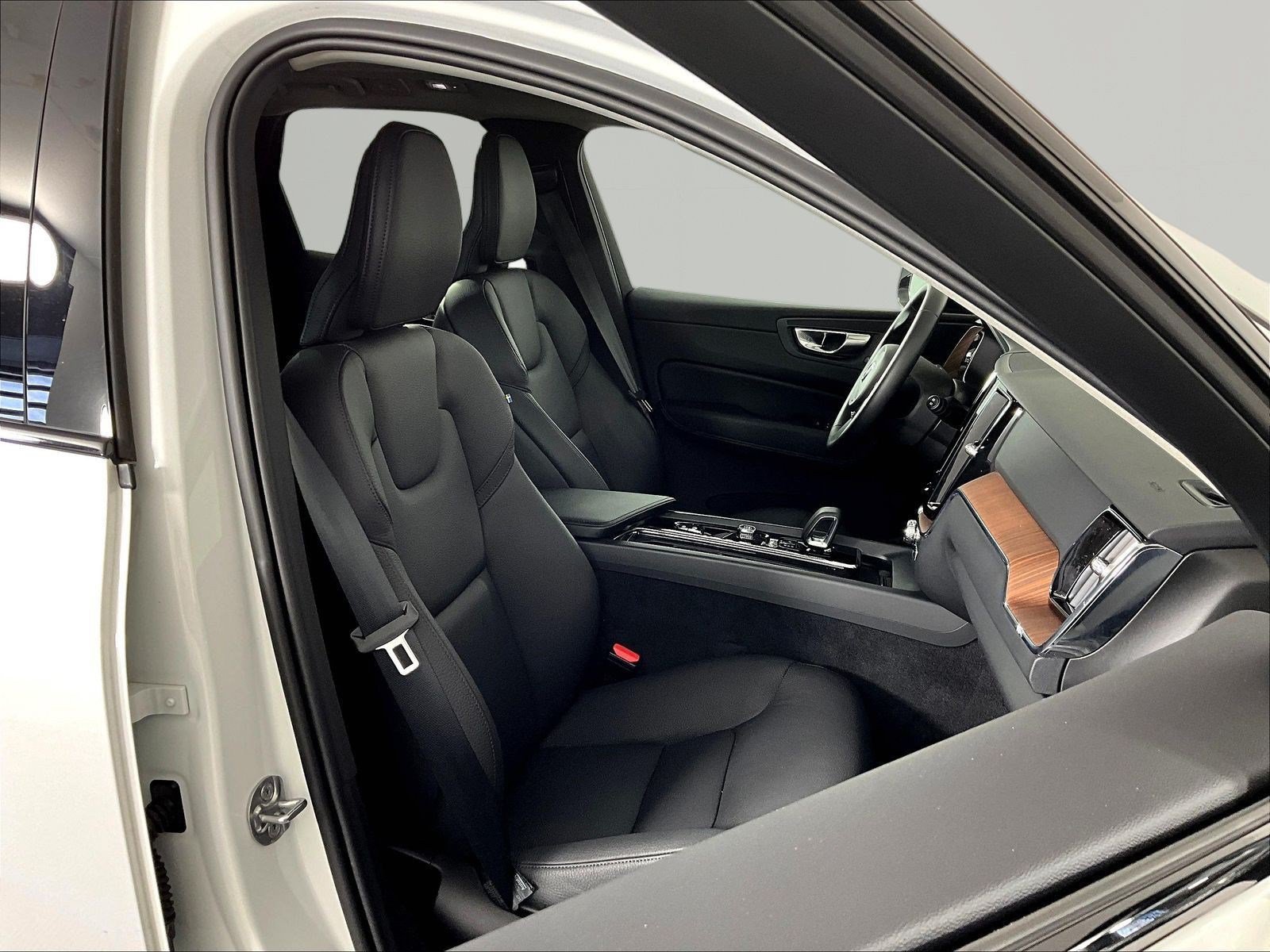 Used 2023 Volvo XC60 B5 Plus AWD/4WD image 30