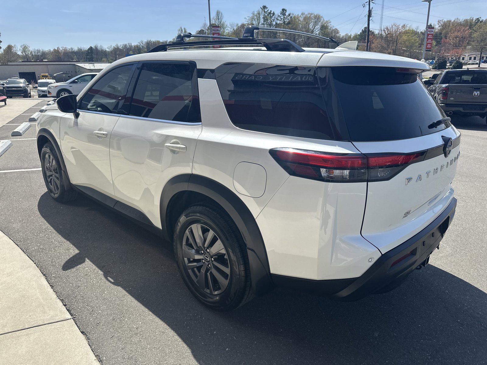 Used 2022 Nissan Pathfinder SV w/ SV Premium Package image 6