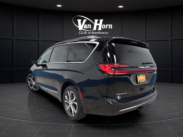 Used 2025 Chrysler Pacifica Pinnacle w/ Trailer Tow Group AWD/4WD image 5