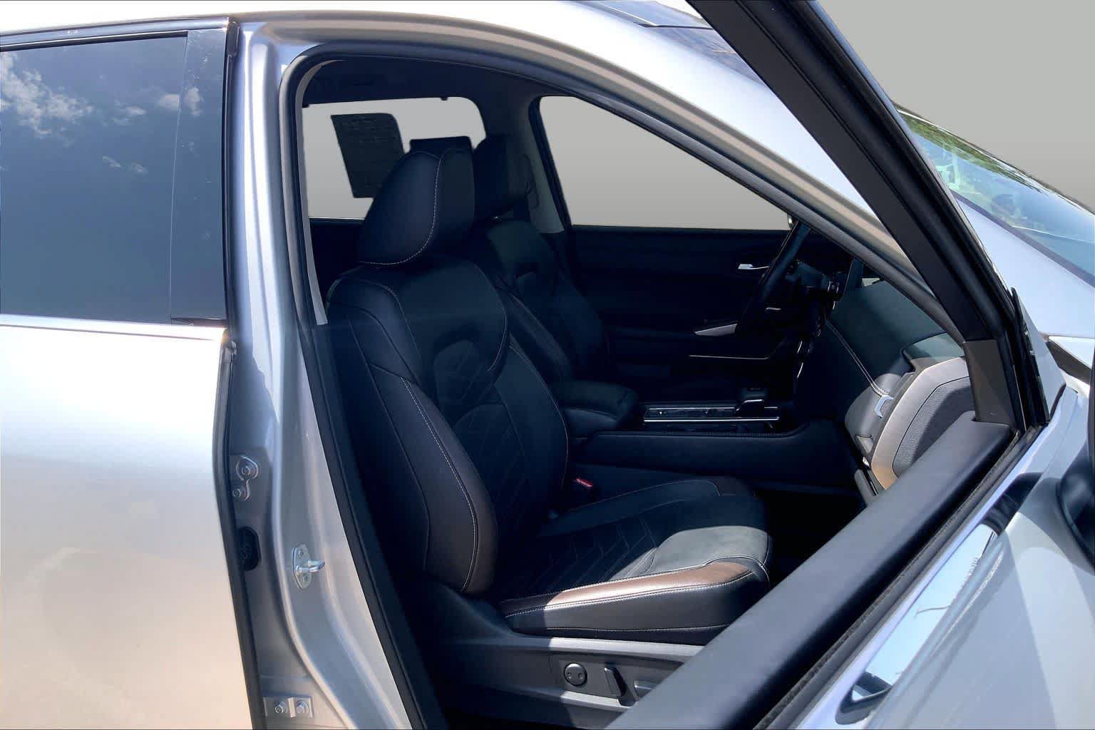 Used 2024 Nissan Pathfinder Platinum FWD image 9