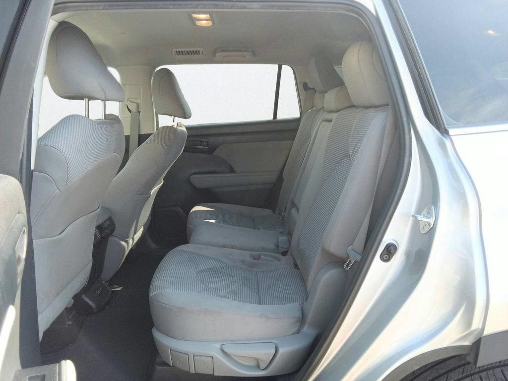 Used 2021 Toyota Highlander L FWD image 32