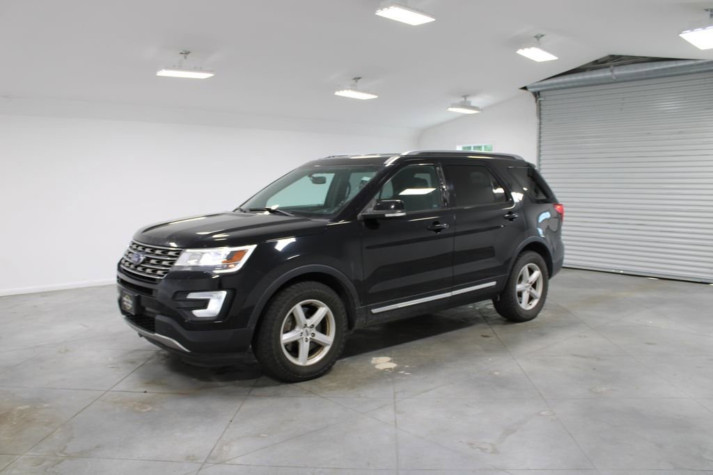 Used 2017 Ford Explorer XLT w/ Equipment Group 201A AWD/4WD image 4