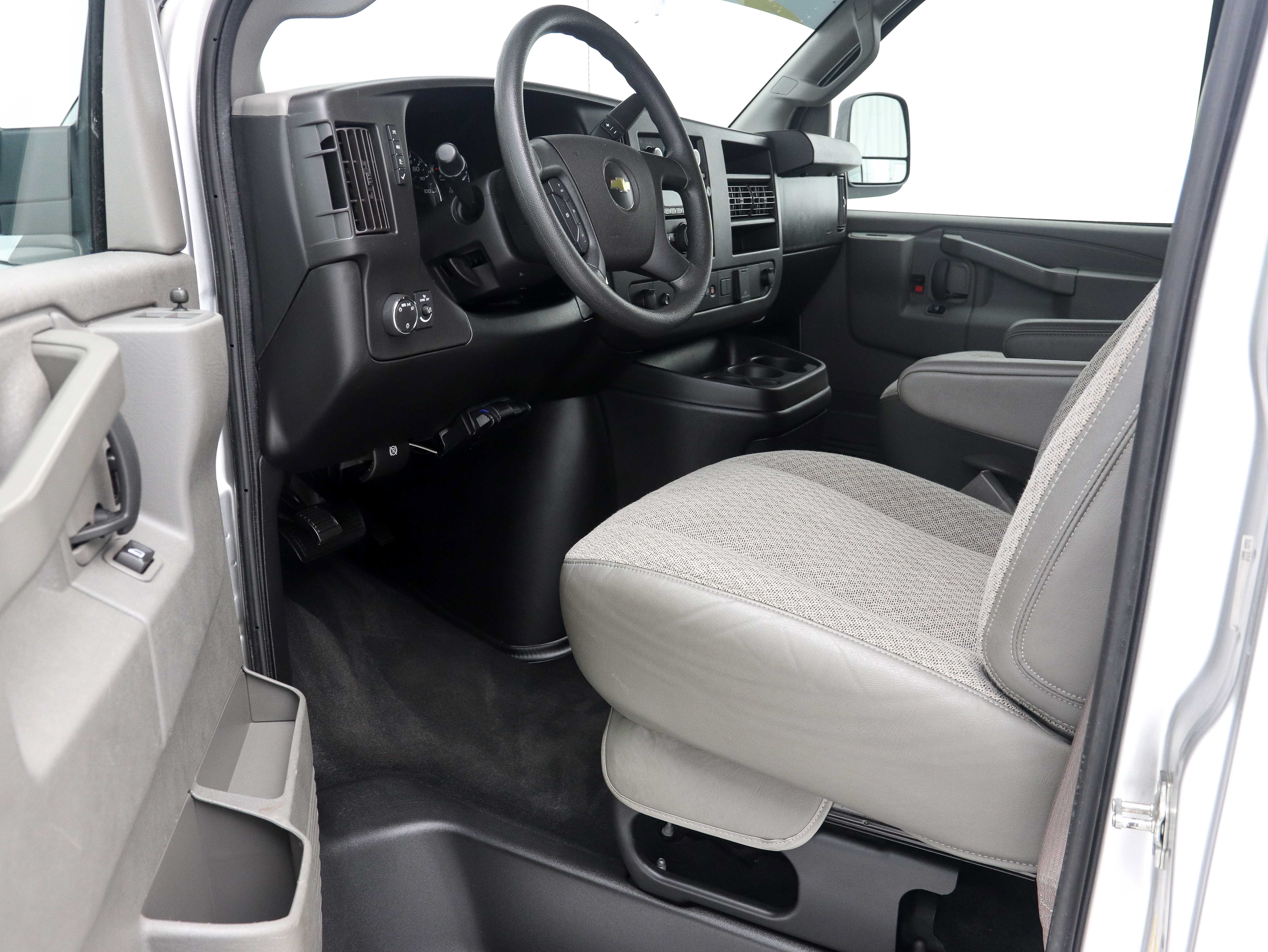 Used 2019 Chevrolet Express 3500 LT w/ LT Preferred Equipment Group RWD image 16