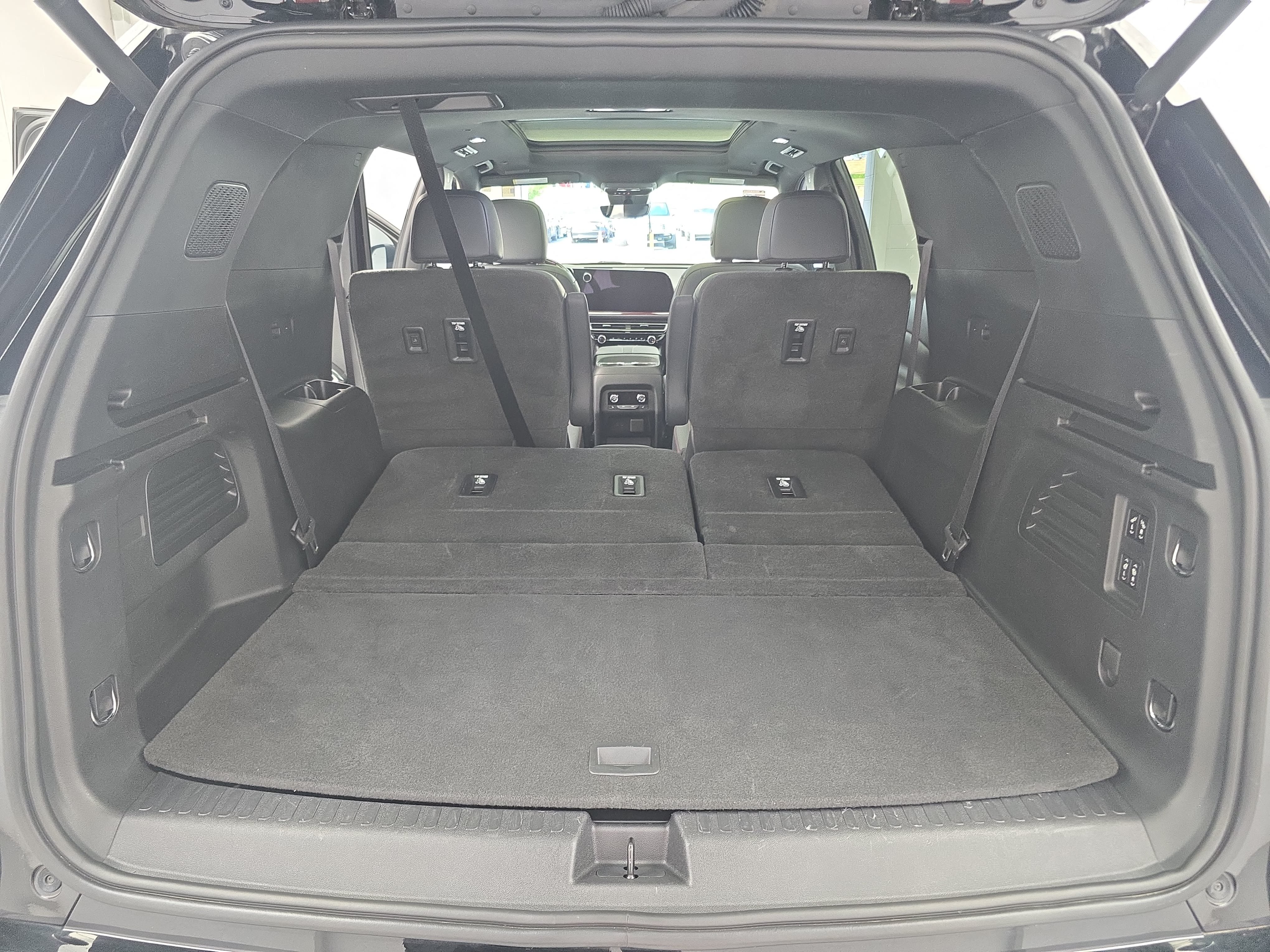 Used 2024 Chevrolet Traverse RS FWD image 13