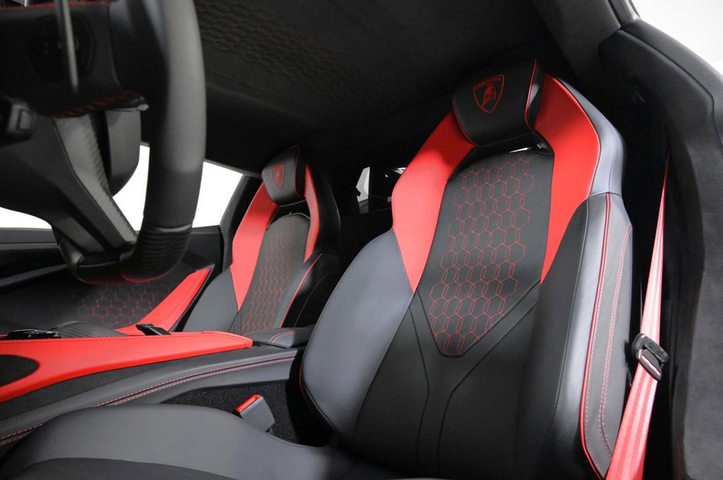 Used 2024 Lamborghini Revuelto image 16