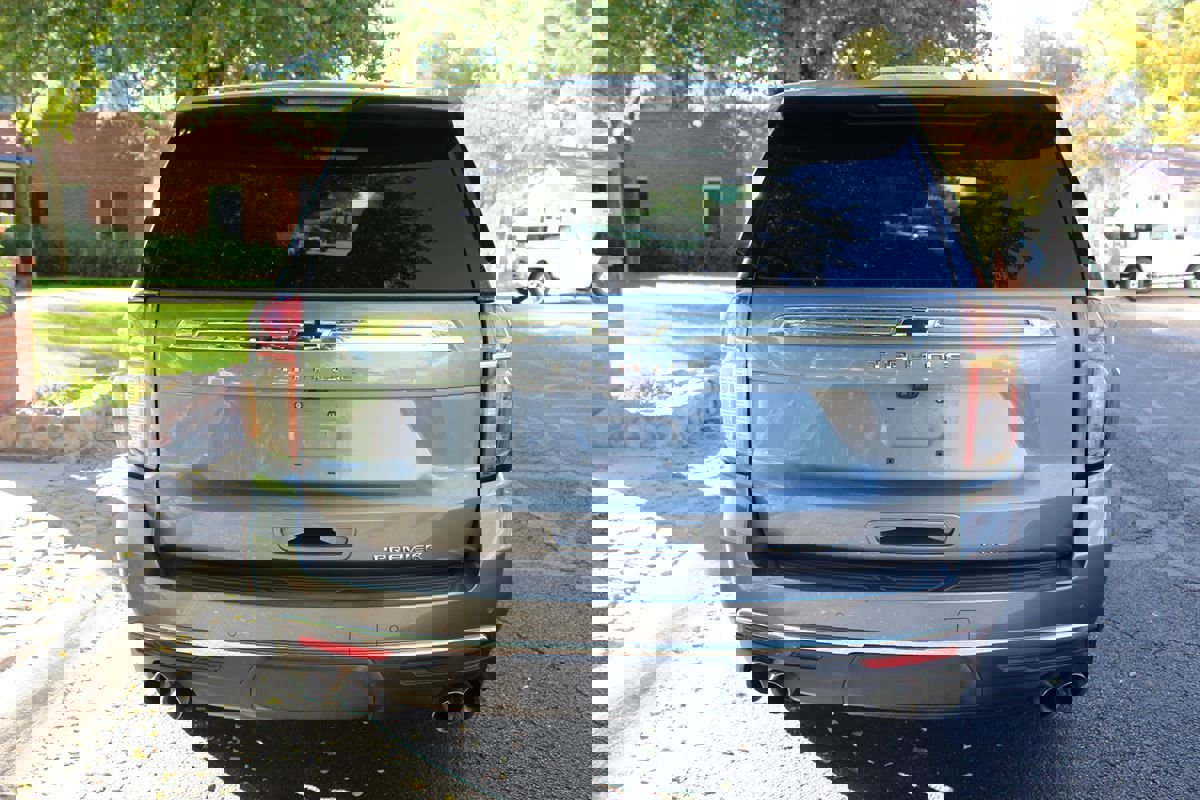 Used 2021 Chevrolet Tahoe Premier w/ Premium Package image 5